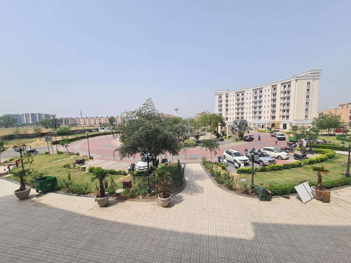 Lord Krishna Palace Hotell Vrindāvan Exteriör bild